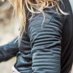 TAD Women Storm Pullover Raven -Outdoor clothing and equipment tad stormdet2 35356.1596192550.1280.1280 60046.1642759001