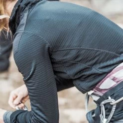 TAD Women Storm Pullover Loden Green 13 TAD Women Storm Pullover Loden Green -Outdoor clothing and equipment tad stormdet4 23943.1642758918